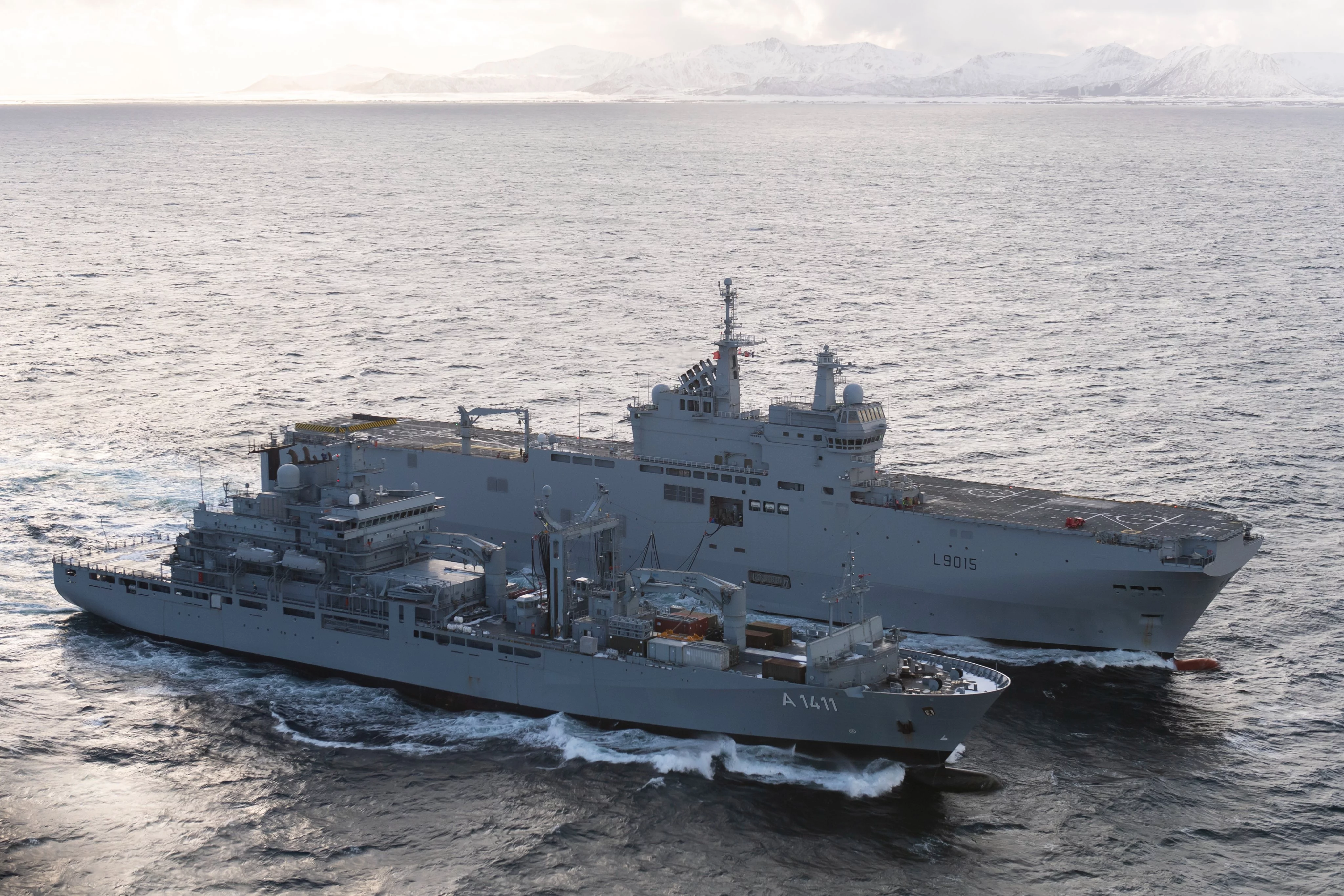 Le porte-hélicoptères amphibie Dixmude ravitaillé par le bâtiment ravitailleur allemand Berlin