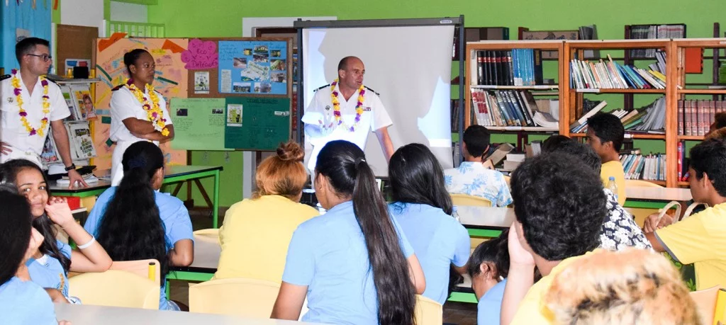 Le commandant du Prairial répond aux questions des élèves du collège de Papara