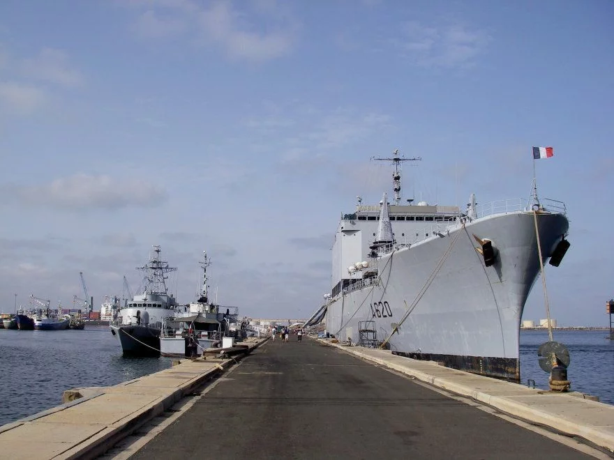 Le Jules Verne au quai du Grand Wharf de Dakar