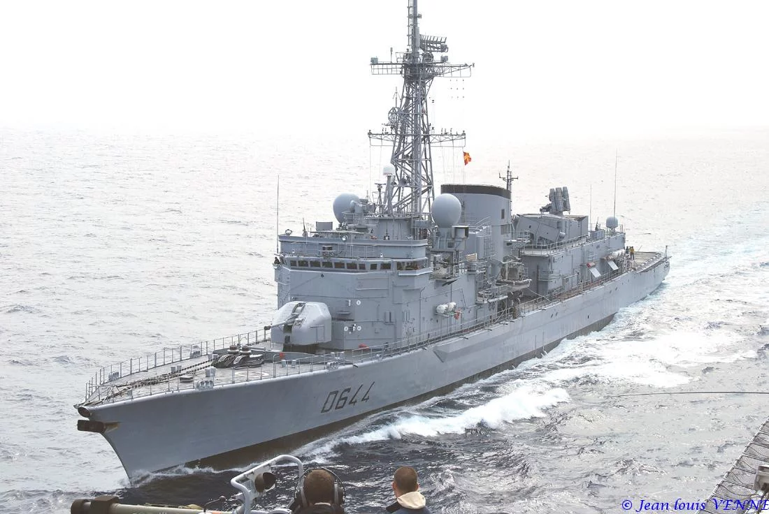 La frégate Primauguet se présente pour un ravitaillement à la mer