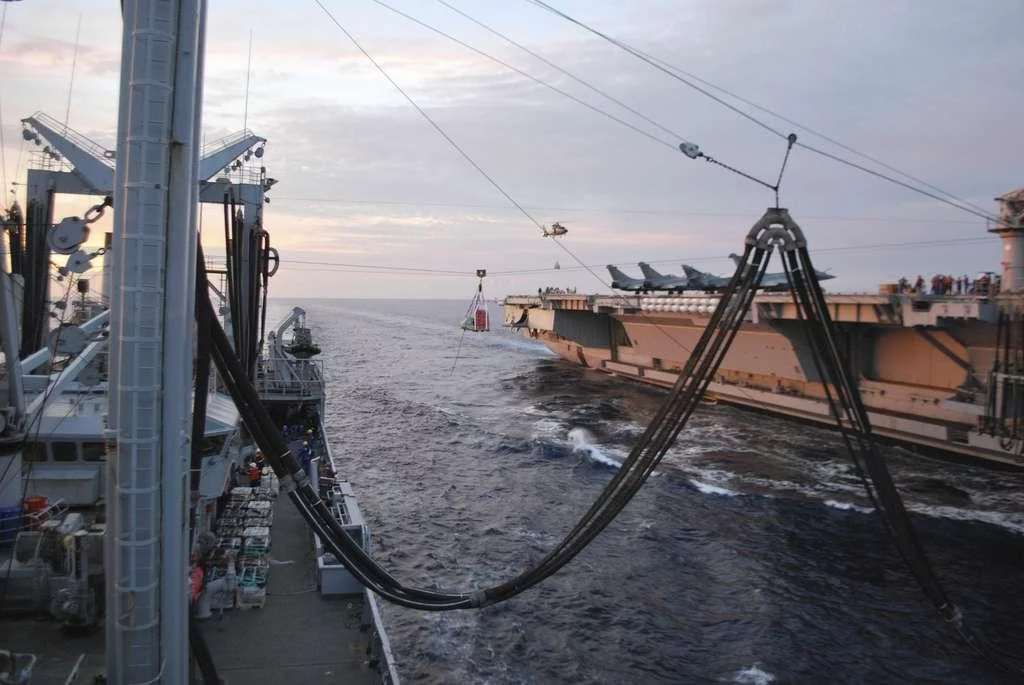 Le BCR Var ravitaille le PA Charles de Gaulle