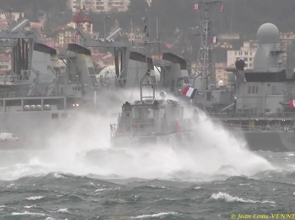 Un remorqueur dans la tempête