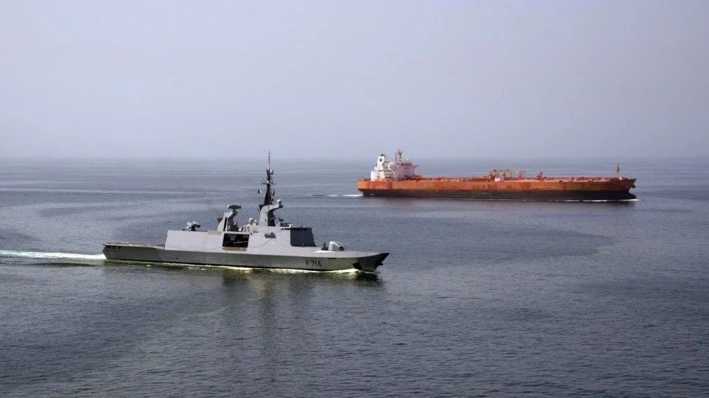 La frégate Guépratte accompagne un pétrolier français en transit dans le détroit d’Ormuz