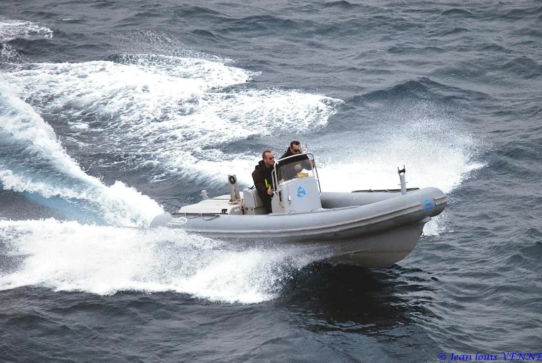 Une embarcation rapide suspecte simule une attaque terroriste