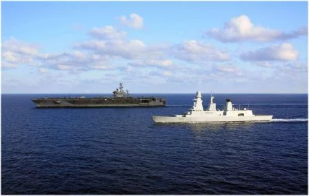 Le Chevalier Paul escorte le porte-avions americain Nimitz