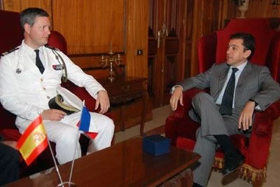Le maire de Santa Cruz de Tenerife reçoit le commandant du navire français Monge