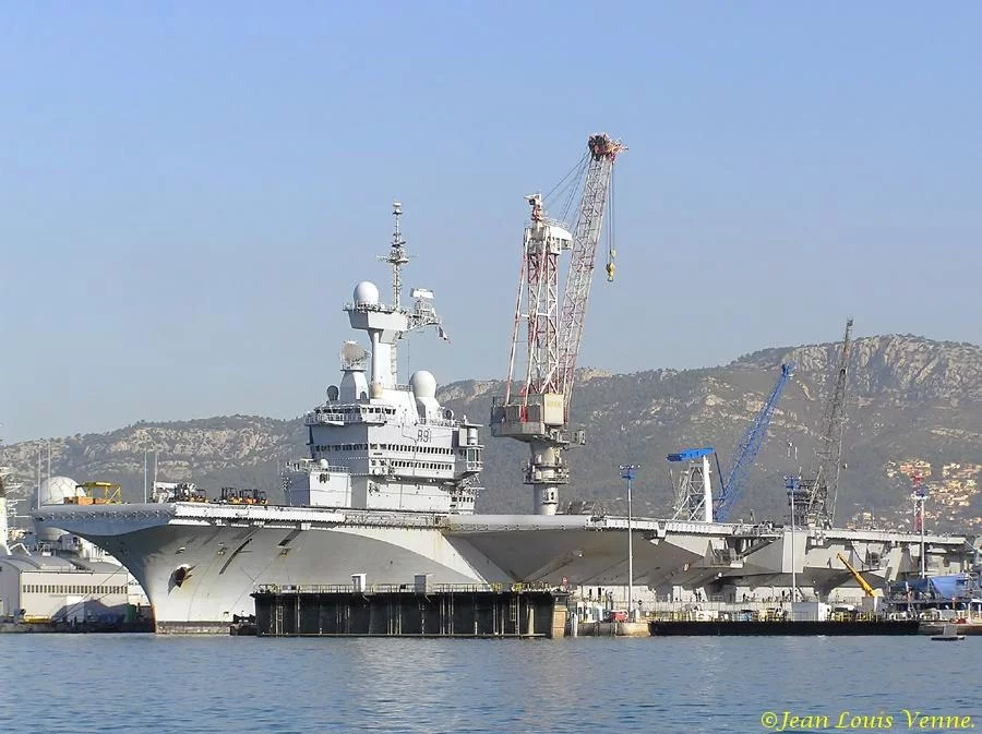 Entrée du Charles de Gaulle au bassin