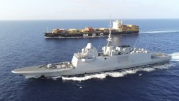 Une frégate française protège un navire de commerce