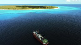 Le patrouilleur polaire l’Astrolabe au mouillage devant les îles Glorieuses