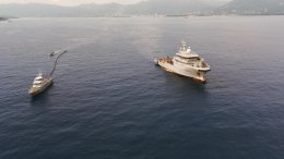 Le bâtiment de soutien Champlain et une embarcation des gardes-côtes des Seychelles