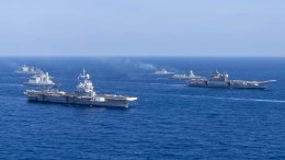 Les porte-avions Charles de Gaulle et indien INS Vikrant accompagnés par d'autres bâtiments