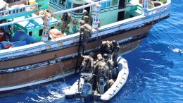 L'équipe de visite d'un bâtiment de la marine nationale aborde un bateau de pêche en océan Indien