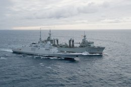 Une frégate se ravitaille auprès du bâtiment ravitailleur espagnol Cantabria