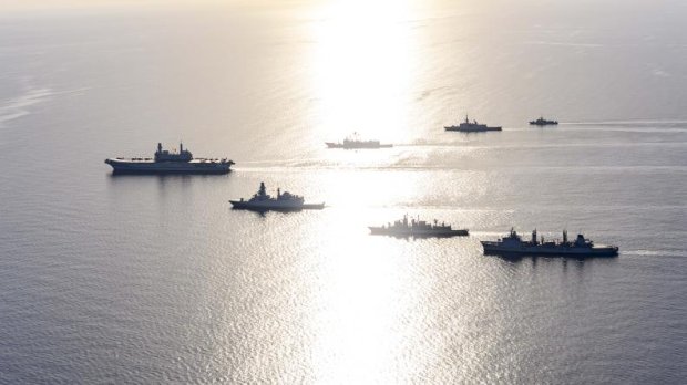 Le porte-avions italien Cavour et son escorte