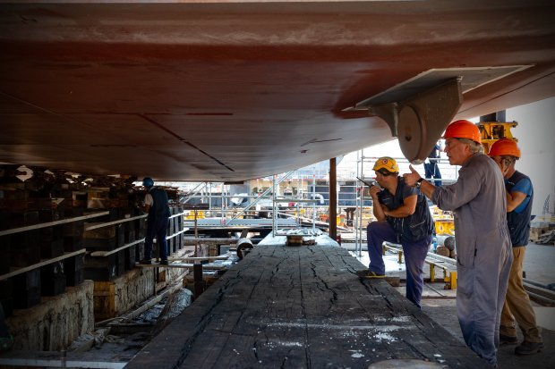 Pose de la quille du bâtiment ravitailleur de forces Emile Bertin