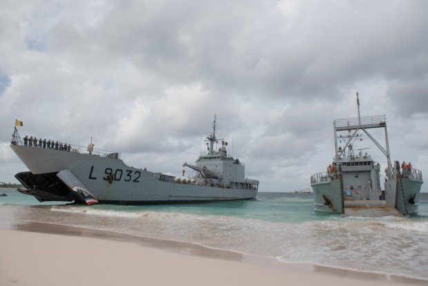 Le BATRAL Dumont d’Urville lors d'un exercice de plageage